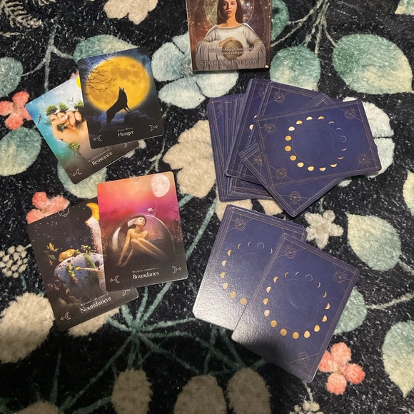 Queen of the Moon Oracle Deck - Picture 6 of 7